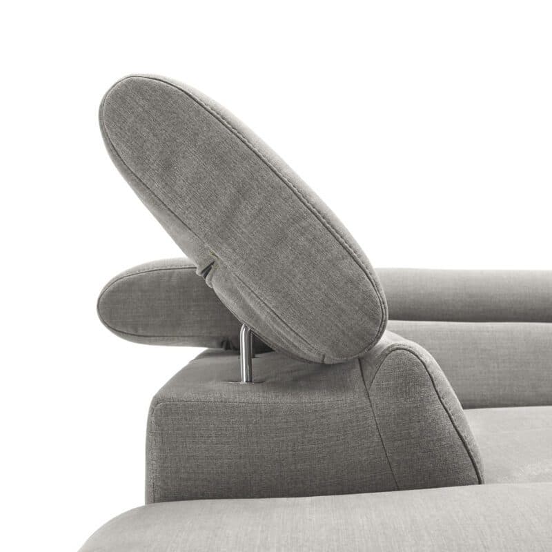 Trendstore Cassandra Ecksofa mit Bezug Webstoff Taupe und Ottomane links – Detail Position Kopfstütze