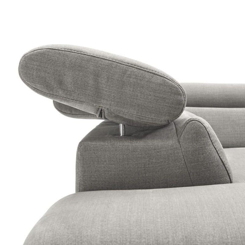 Trendstore Cassandra Ecksofa mit Bezug Webstoff Taupe und Ottomane links – Detail Position Kopfstütze