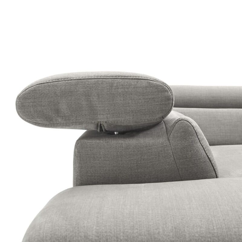 Trendstore Cassandra Ecksofa mit Bezug Webstoff Taupe und Ottomane links – Detail Position Kopfstütze