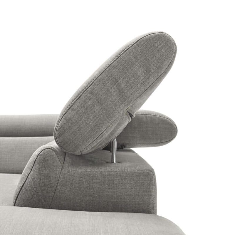 Trendstore Cassandra Ecksofa mit Bezug Webstoff Taupe und Ottomane rechts – Detail Position Kopfstütze