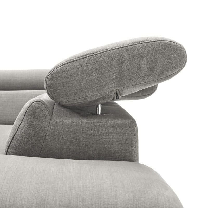 Trendstore Cassandra Ecksofa mit Bezug Webstoff Taupe und Ottomane rechts – Detail Position Kopfstütze