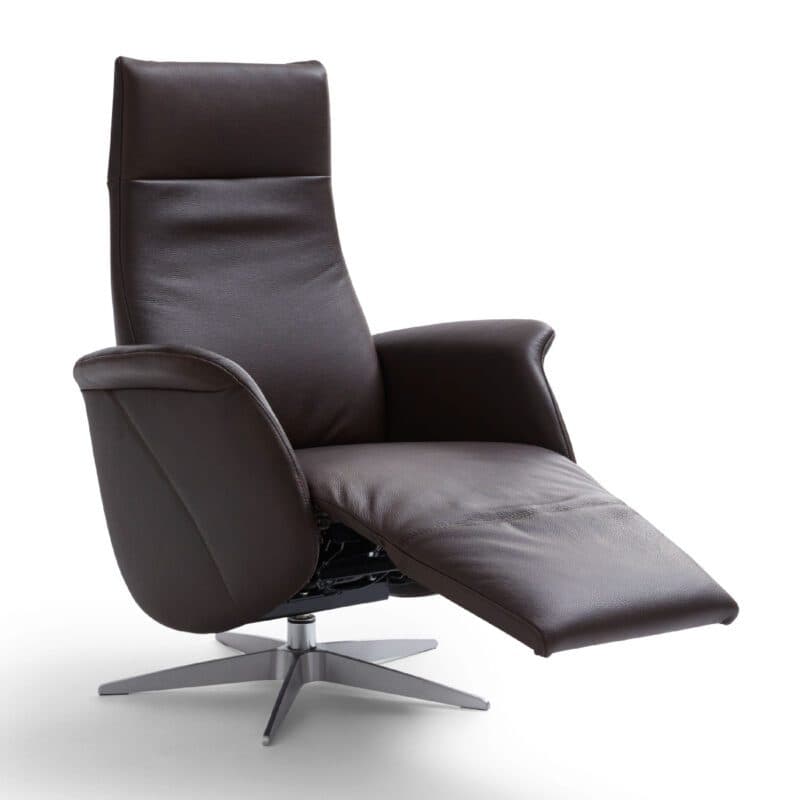 Contur Einrichten Girona Relexsessel in Leder Semira 6500 dunkelbraun und mit 5-Sternfußgestell Aluminium – mit ausgefahrenem Fußteil