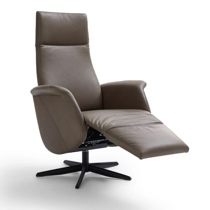Contur Einrichten Girona Relexsessel in Leder moos und mit 5-Sternfußgestell Aluminium schwarz – mit ausgefahrenem Fußteil