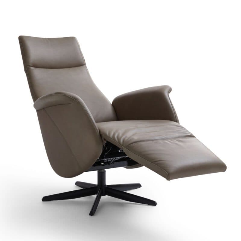 Contur Einrichten Girona Relexsessel in Leder moos und mit 5-Sternfußgestell Aluminium schwarz – Relaxposition