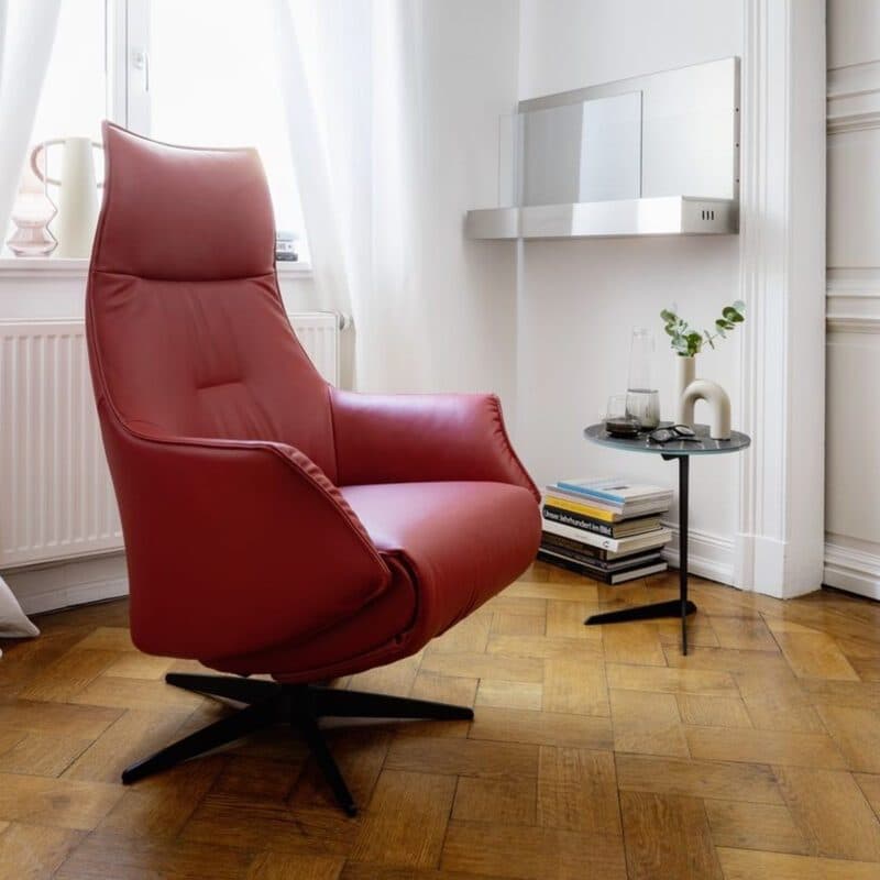 Contur Einrichten Girona Relexsessel in Leder rot und mit 5-Sternfußgestell Aluminium schwarz – Wohnbeispiel
