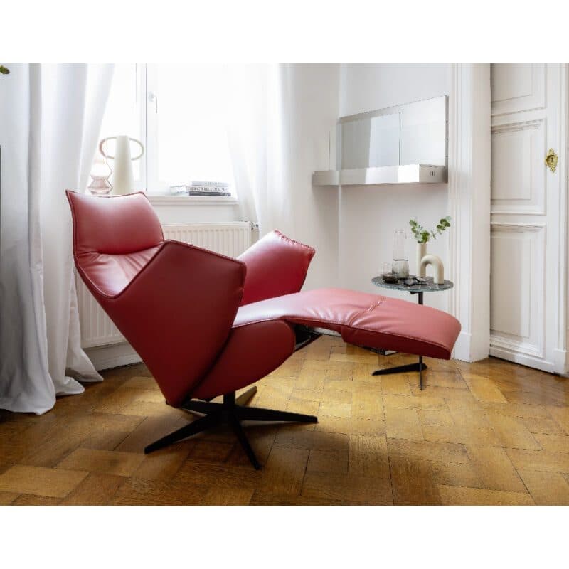 Contur Einrichten Girona Relexsessel in Leder rot und mit 5-Sternfußgestell Aluminium schwarz – Wohnbeispiel und Funktion