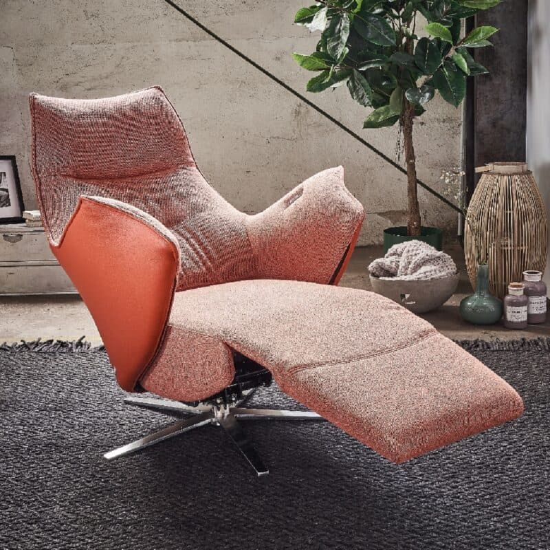 Contur Einrichten Girona Relaxsessel mit Aufstehhilfe und Leder-/Stoffbezug rosé – liegende Relaxposition