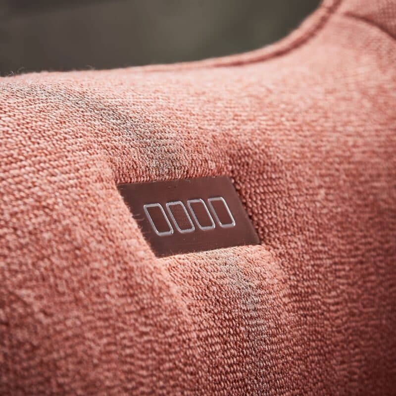 Contur Einrichten Girona Relaxsessel mit Aufstehhilfe und Leder-/Stoffbezug rosé – in Armlehne integrierte Bedienelemente