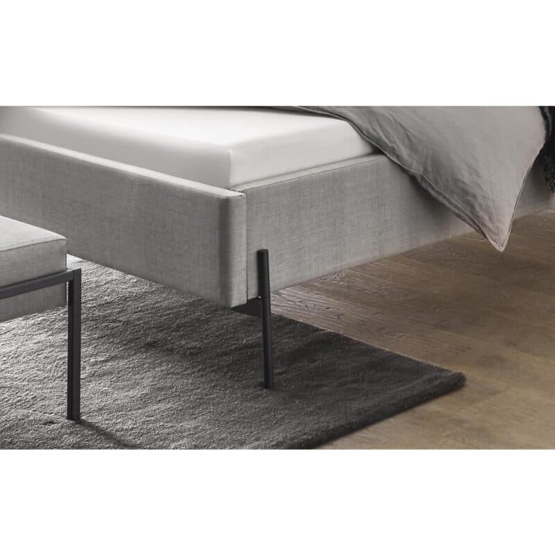 Hasena Gloria Polsterbett 140 x 200 Flachgewebe 335 Pepe grey Metallfüße anthrazit pulverbeschichtet Detail Fuss