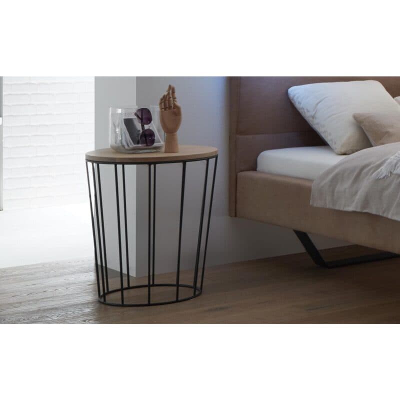 Hasena Lina Beistelltisch rund Eiche bianco geölt Metallgestell anthrazit pulverbeschichtet - Wohnbeispiel