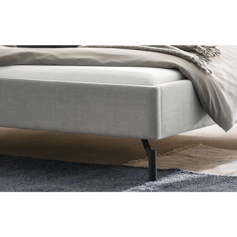 Hasena Nardo Polsterbett 160 x 200 Flachgewebe 335 Pepe grey Metallfüße anthrazit pulverbeschichtet Detail Fuss