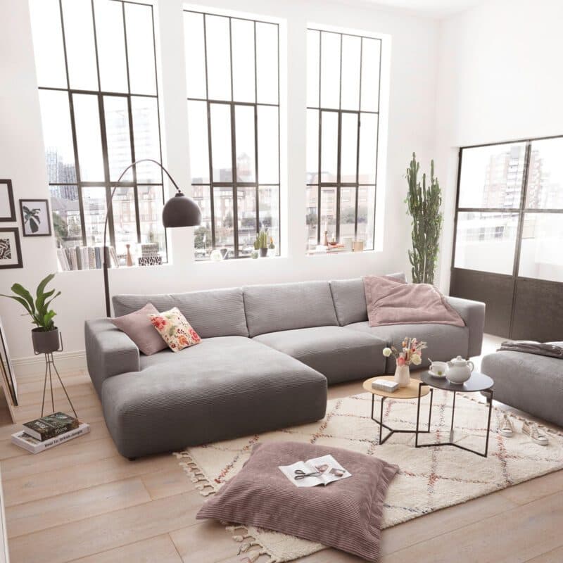 Musterring Lucia 3,5 Sitzer Ecksofa Cord mit Ottomane links und Bezug in Dark Grey – Wohnbeispiel