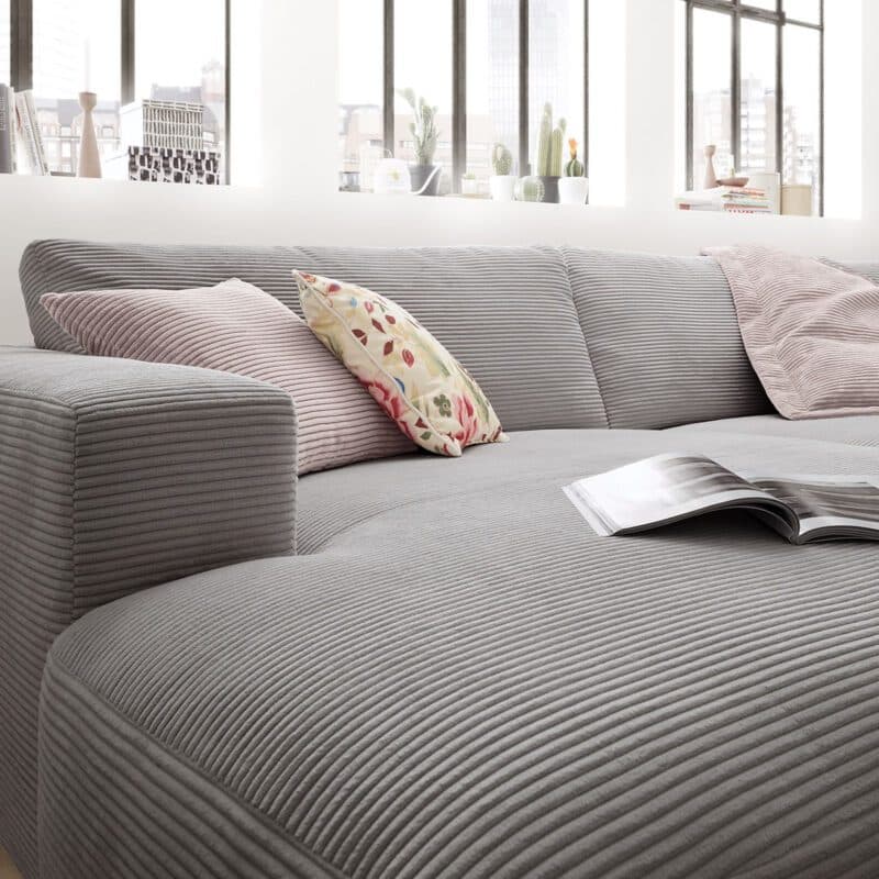 Musterring Lucia 3,5 Sitzer Ecksofa Cord mit Ottomane links und Bezug in Dark Grey – Wohnbeispiel