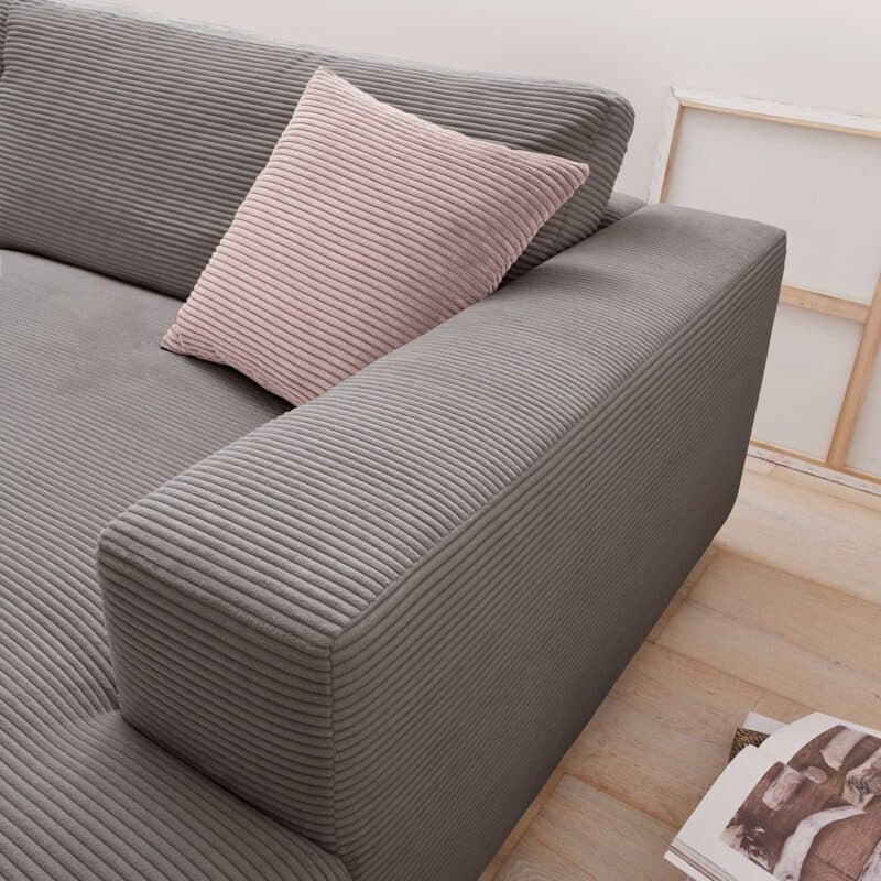 Musterring Lucia 3,5 Sitzer Ecksofa Cord mit Ottomane rechts und Bezug in Dark Grey – Detail Armlehne