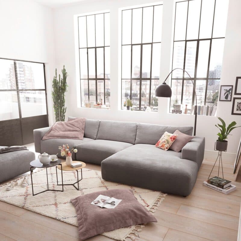 Musterring Lucia 3,5 Sitzer Ecksofa Cord mit Ottomane rechts und Bezug in Dark Grey – Wohnbeispiel