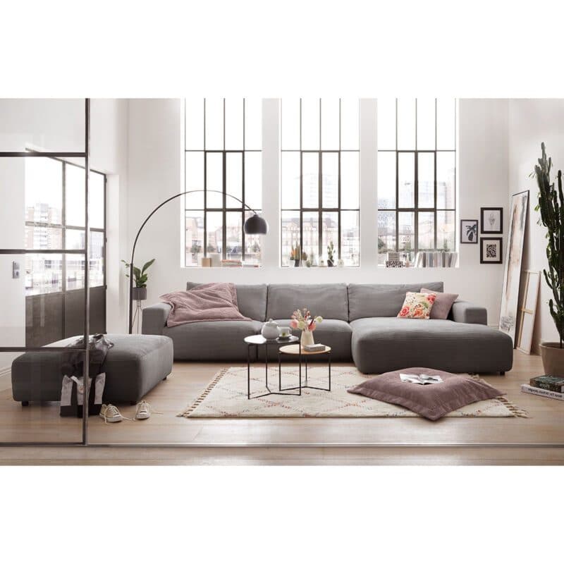 Musterring Lucia 3,5 Sitzer Ecksofa Cord mit Ottomane rechts und Bezug in Dark Grey – Wohnbeispiel