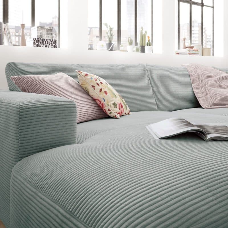 Musterring Lucia 3,5 Sitzer Ecksofa Cord mit Ottomane links und Bezug in Light Blue – Wohnbeispiel