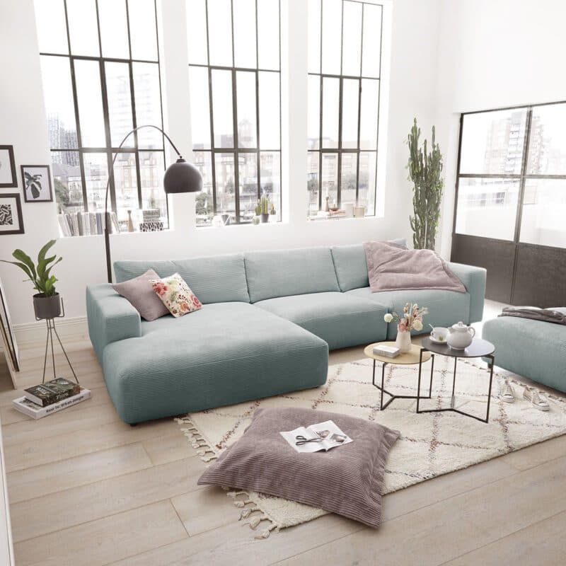 Musterring Lucia 3,5 Sitzer Ecksofa Cord mit Ottomane links und Bezug in Light Grey – Detail Armlehne