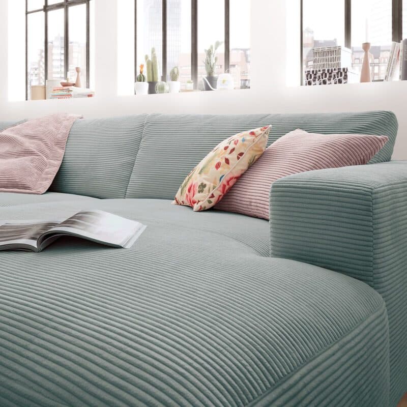 Musterring Lucia 3,5 Sitzer Ecksofa Cord mit Ottomane rechts und Bezug in Light Blue – Wohnbeispiel