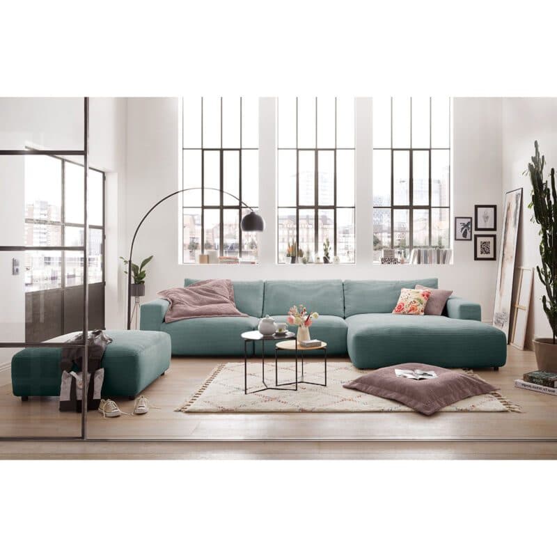 Musterring Lucia 3,5 Sitzer Ecksofa Cord mit Ottomane rechts und Bezug in Light Blue – Wohnbeispiel