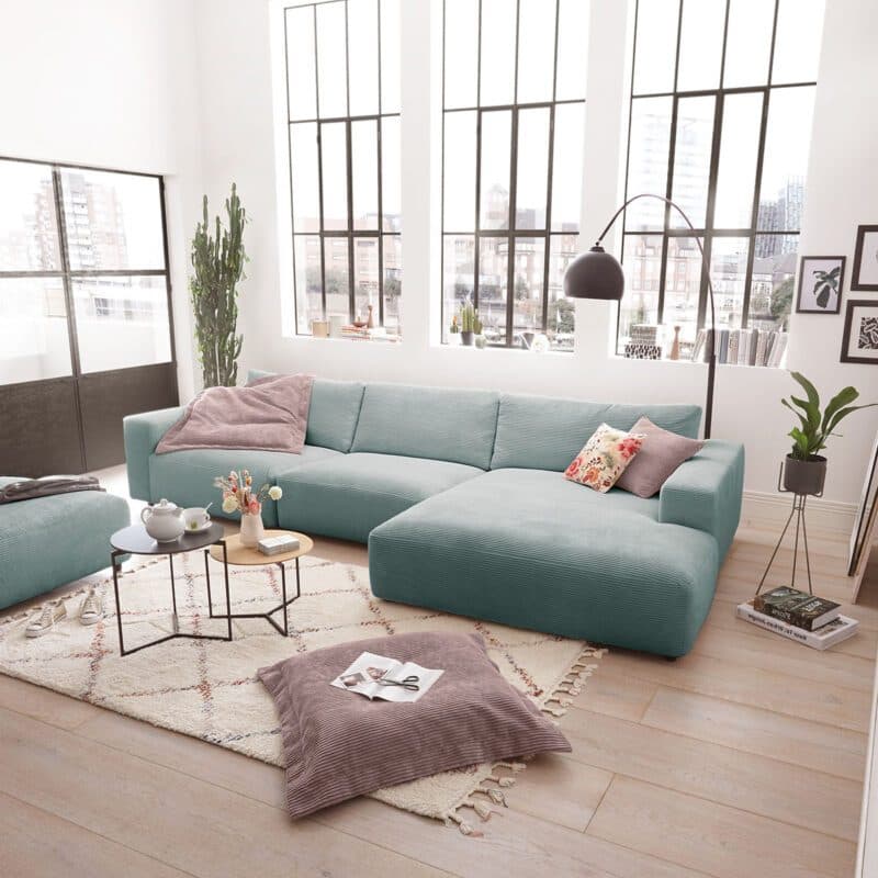 Musterring Lucia 3,5 Sitzer Ecksofa Cord mit Ottomane links und Bezug in Light Blue – Perspektive