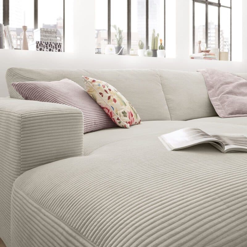 Musterring Lucia 3,5 Sitzer Ecksofa Cord mit Ottomane rechts und Bezug in Light Grey – Wohnbeispiel