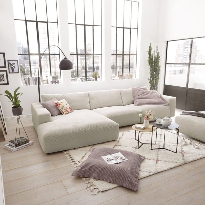 Musterring Lucia 3,5 Sitzer Ecksofa Cord mit Ottomane links und Bezug in Light Grey – Wohnbeispiel