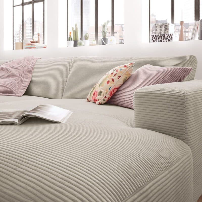 Musterring Lucia 3,5 Sitzer Ecksofa Cord mit Ottomane rechts und Bezug in Light Grey – Perspektive