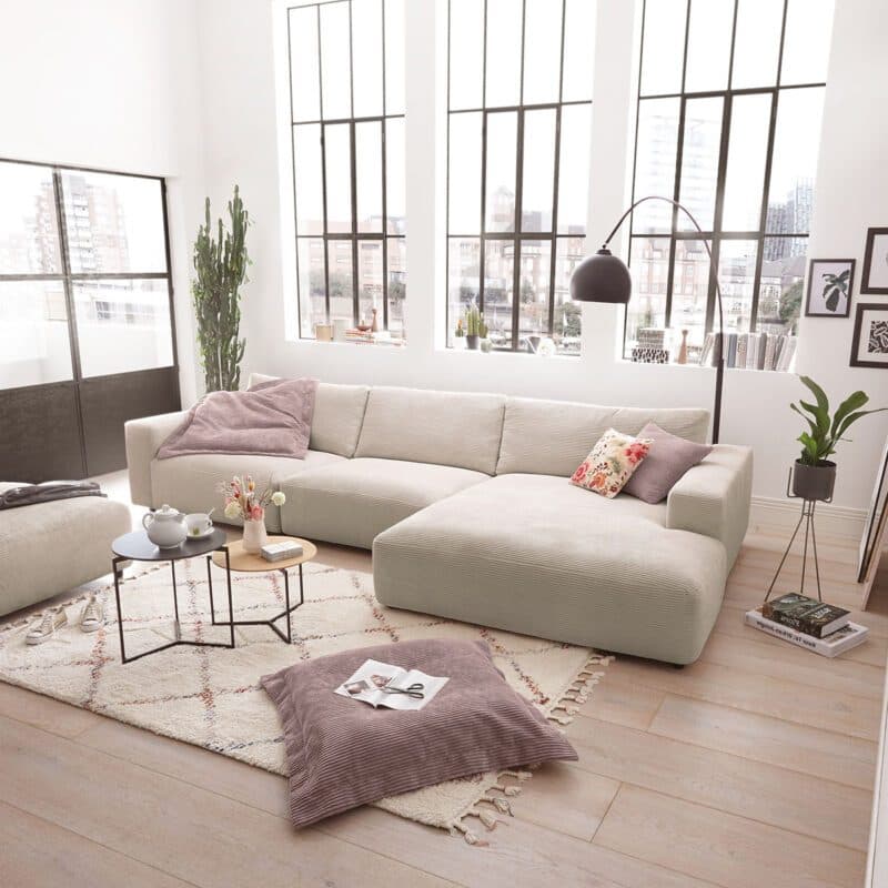 Musterring Lucia 3,5 Sitzer Ecksofa Cord mit Ottomane rechts und Bezug in Light Grey – Detail Armlehne