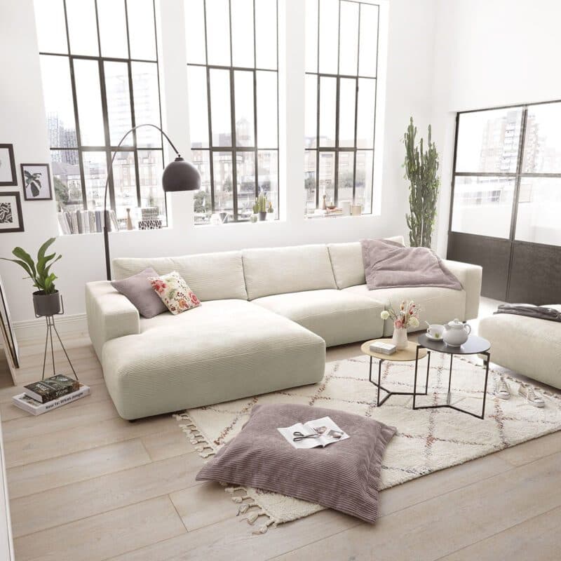 Musterring Lucia 3,5 Sitzer Ecksofa Cord mit Ottomane links und Bezug in Nature – Wohnbeispiel