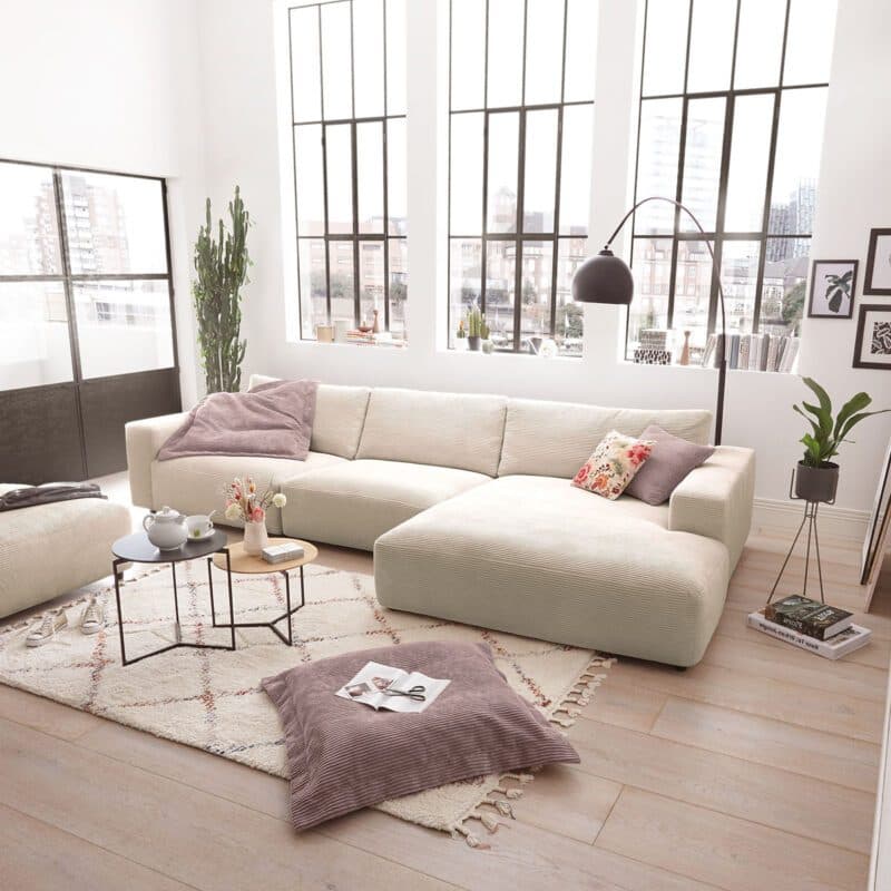 Musterring Lucia 3,5 Sitzer Ecksofa Cord mit Ottomane rechts und Bezug in Nature – Wohnbeispiel