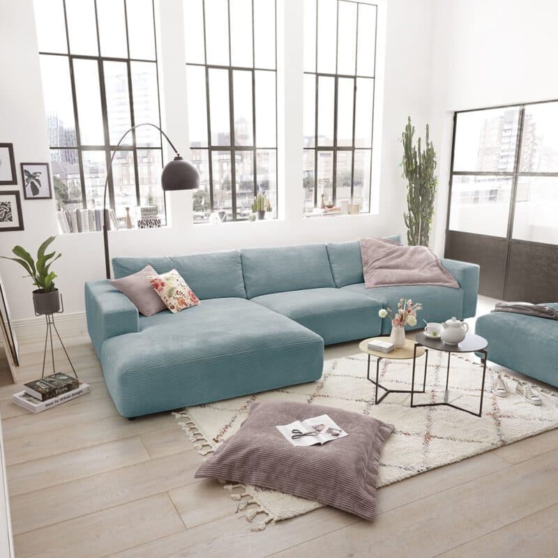 Musterring Lucia 3,5 Sitzer Ecksofa Cord mit Ottomane links und Bezug in Petrol – Wohnbeispiel