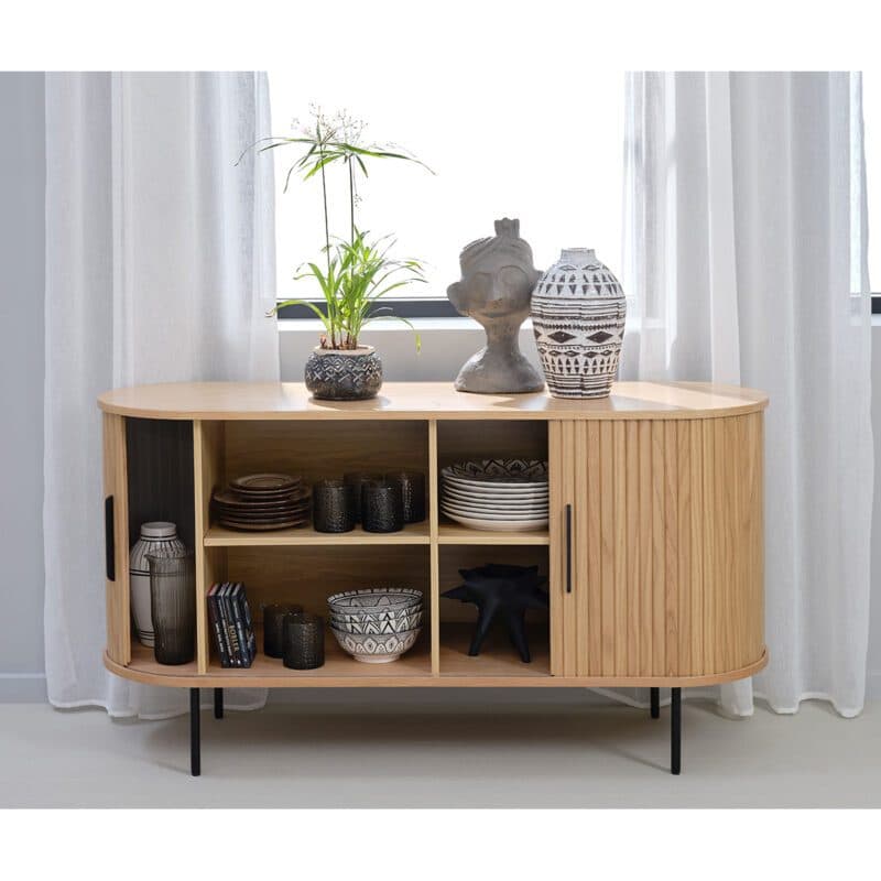 Trendstore Uriel Sideboard in Eiche Furnier Natur mit Füßen und Griffen aus Metall - Wohnbeispiel