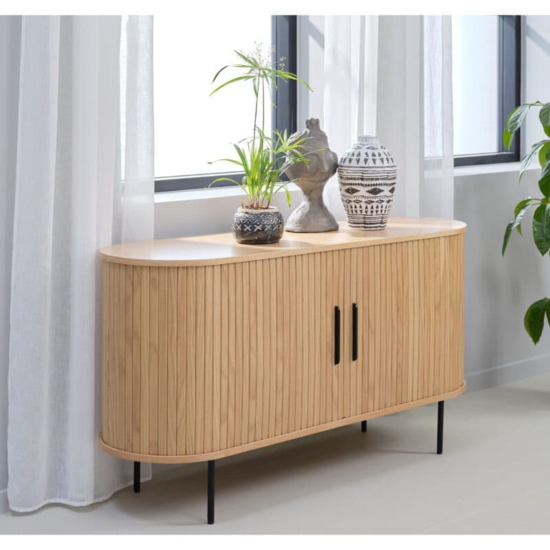Trendstore Uriel Sideboard in Eiche Furnier Natur mit Füßen und Griffen aus Metall - Wohnbeispiel