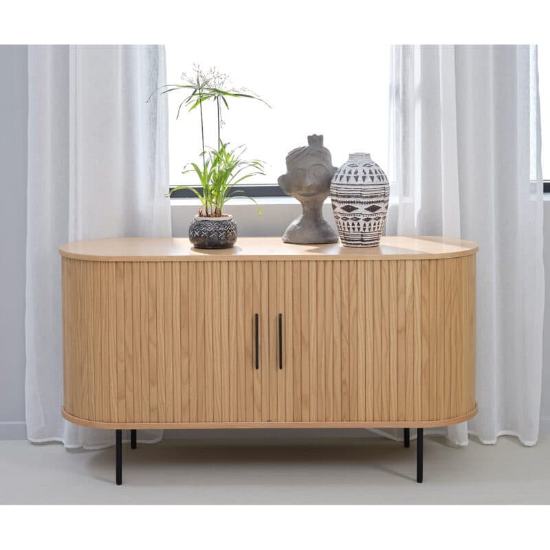 Trendstore Uriel Sideboard in Eiche Furnier Natur mit Füßen und Griffen aus Metall - Wohnbeispiel