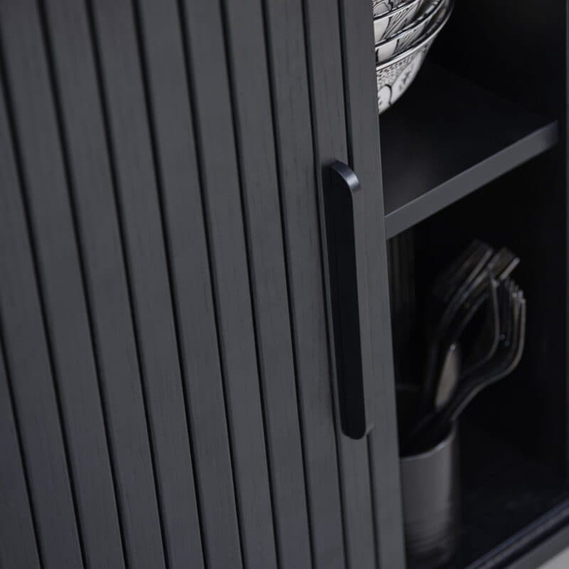 Trendstore Uriel Sideboard in Eiche Furnier Schwarz mit Füßen und Griffen aus Metall - Detail