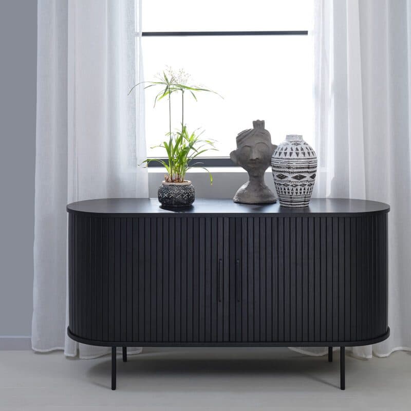 Trendstore Uriel Sideboard in Eiche Furnier Schwarz mit Füßen und Griffen aus Metall - Wohnbeispiel