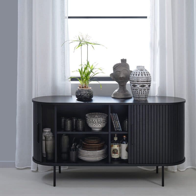 Trendstore Uriel Sideboard in Eiche Furnier Schwarz mit Füßen und Griffen aus Metall - Wohnbeispiel