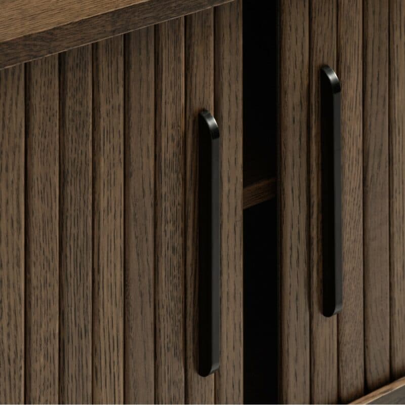 Trendstore Uriel Lowboard in Eiche Furnier Smoked mit Füßen und Griffen aus Metall - Detailansicht Griffe