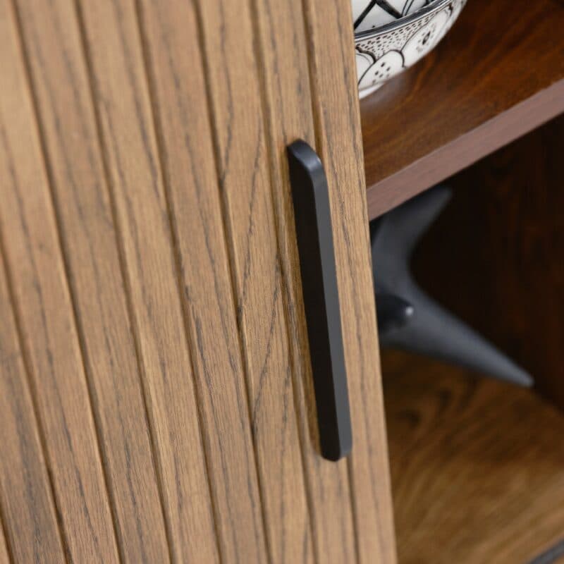 Trendstore Uriel Sideboard in Eiche Furnier Smoked mit Füßen und Griffen aus Metall - Detailansicht und Wohnbeispiel