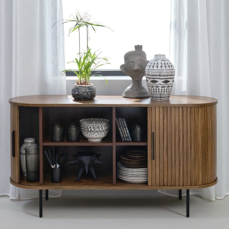 Trendstore Uriel Sideboard in Eiche Furnier Smoked mit Füßen und Griffen aus Metall - Wohnbeispiel