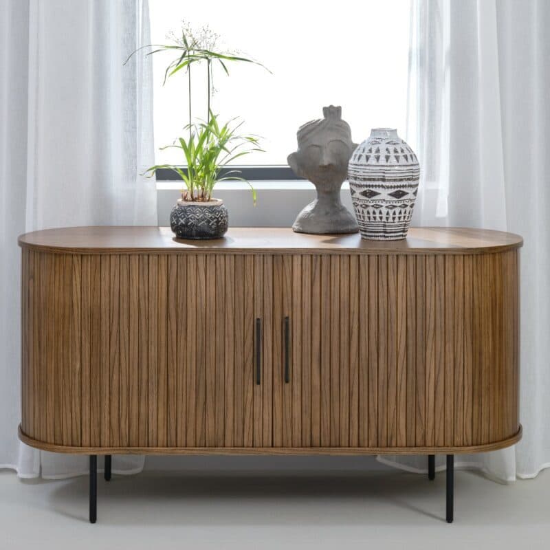 Trendstore Uriel Sideboard in Eiche Furnier Smoked mit Füßen und Griffen aus Metall - Wohnbeispiel