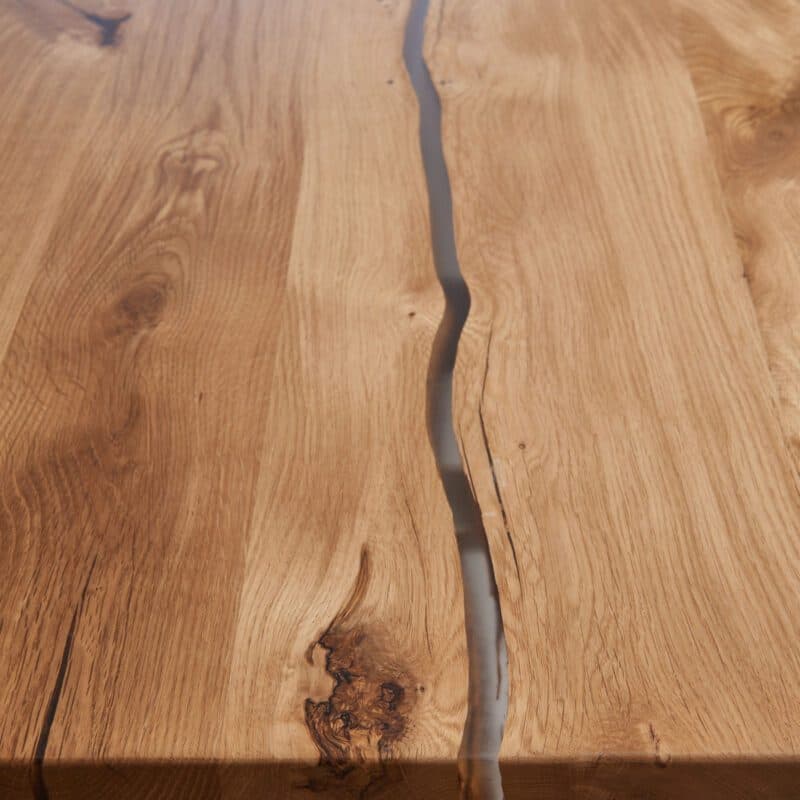 Trendstore Guilio Esstisch in Wildeiche massiv geölt mit Baumkante und Epoxidharz-Füllung.