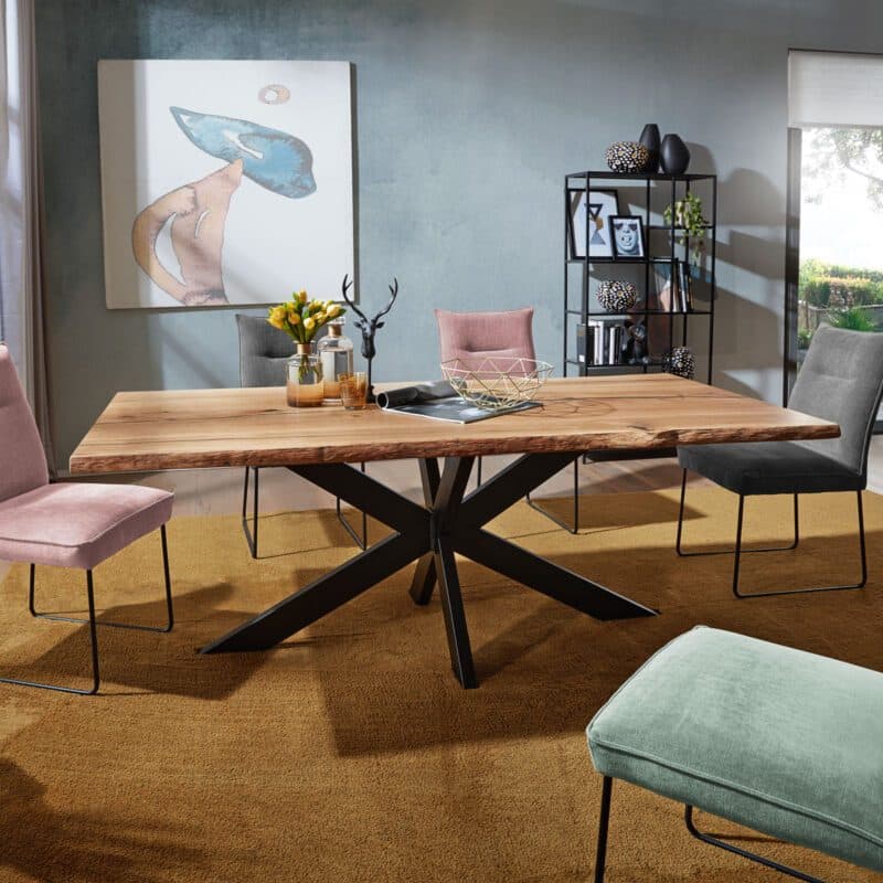 Trendstore Guilio Esstisch in Wildeiche massiv geölt mit Baumkante und Gestell in Metall in schwarz.