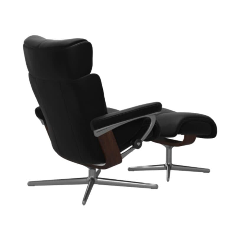 Stressless Magic M Cross Sessel mit Bezug Leder Paloma Black, Gestell Buche in Holzfarbe Braun und Kreuzfuß Metall chromfarben – Ansicht schräg hinten