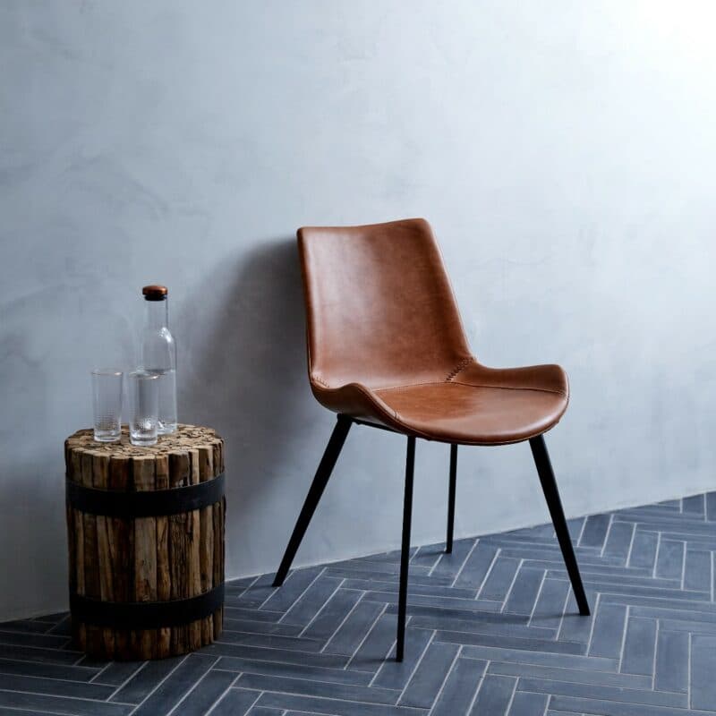 Trendstore Dewi Stuhl mi Bezug aus Kunstleder in Braun - Wohnbeispiel