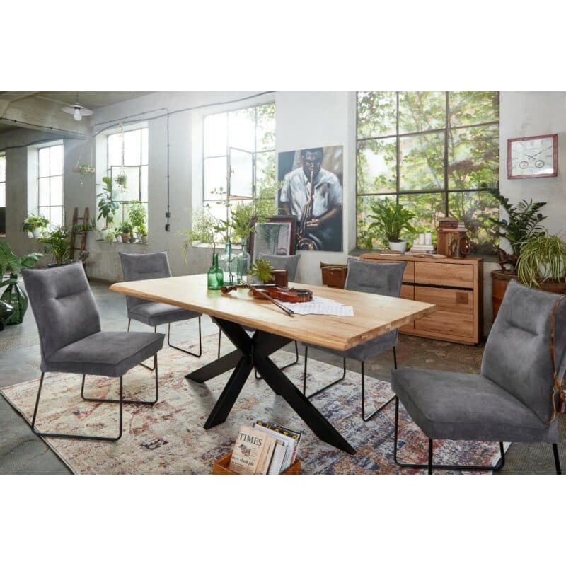 Trendstore Gork Esszimmerstuhl mit Texilbezug in Grau und Metallgestell in Schwarz - Wohnbeispiel