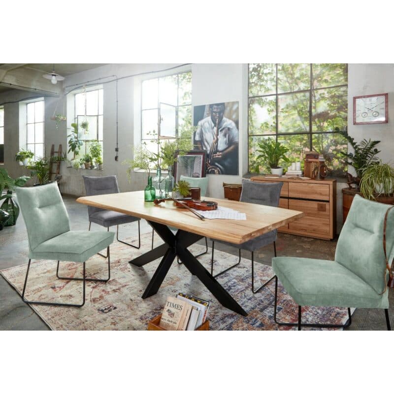 Trendstore Gork Esszimmerstuhl mit Texilbezug in Pastel Blue und Metallgestell in Schwarz - Wohnbeispiel