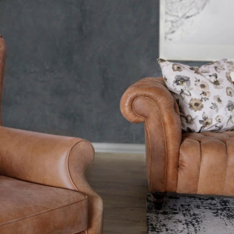 Trendstore Garvin Bigsofa mit Bezug in Anilinleder Braun und Antik-Füße Schwarz als Wohnbeispiel.