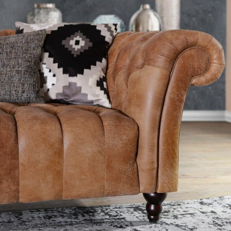 Trendstore Garvin Bigsofa mit Bezug in Anilinleder Braun und Antik-Füße Schwarz als Wohnbeispiel.